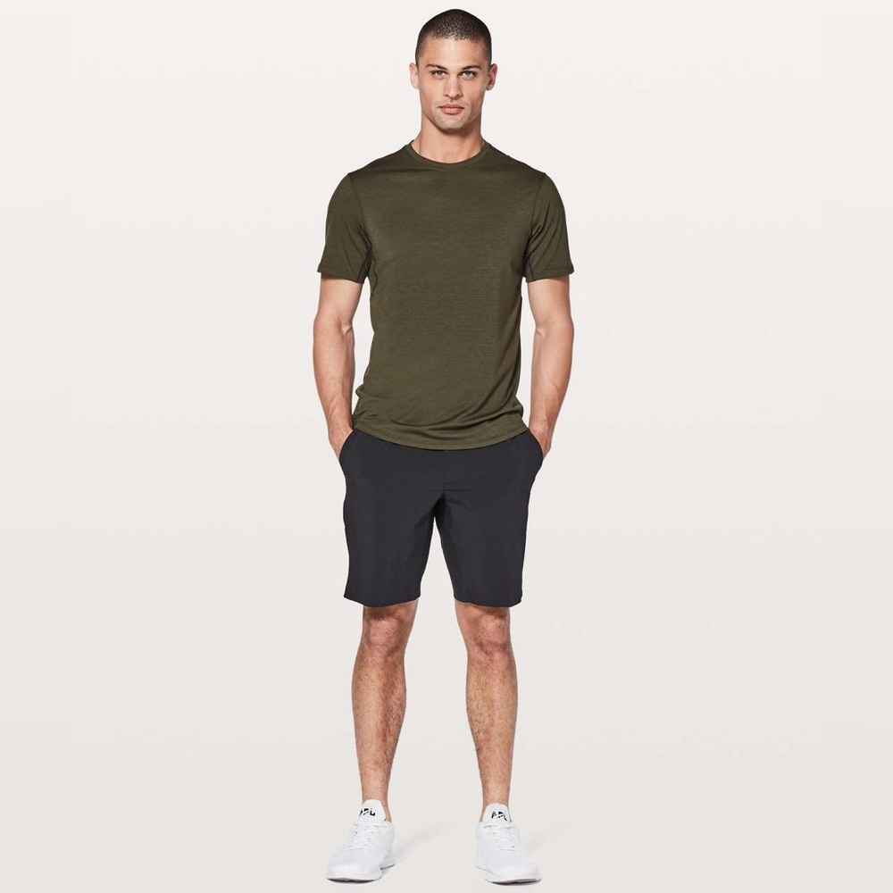 EUC Lululemon T.H.E. Short *License To Train 9" in Black